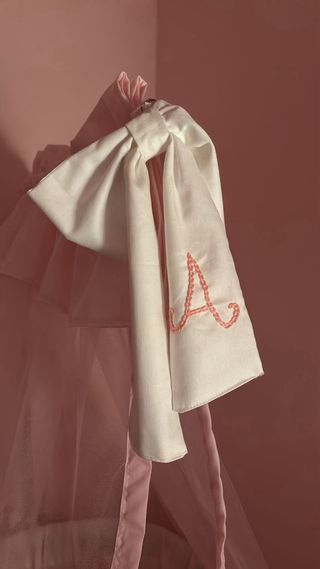 Culla rosa con baldacchino e fiocco con materasso