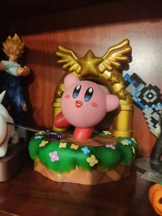 Figura Kirby con base e arco dorato