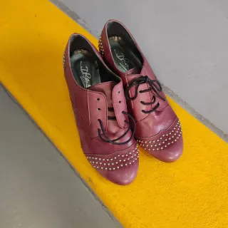 Sapatos tipo Oxford de salto bordeaux Novos
