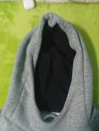 Sudadera gris básica con capucha