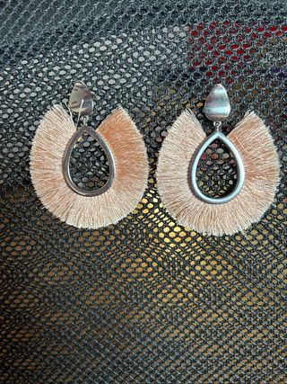 Pendientes largos rosa con flecos plateado