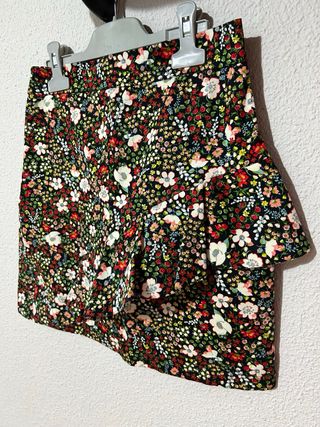 Minifalda floral multicolor talla S Stradivarius