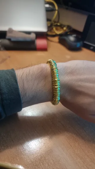 Pulsera dorada con diseño texturizado