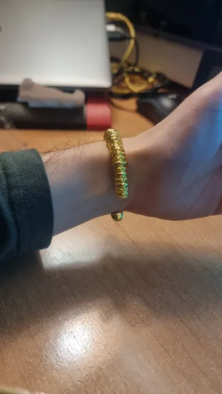 Pulsera dorada con diseño texturizado