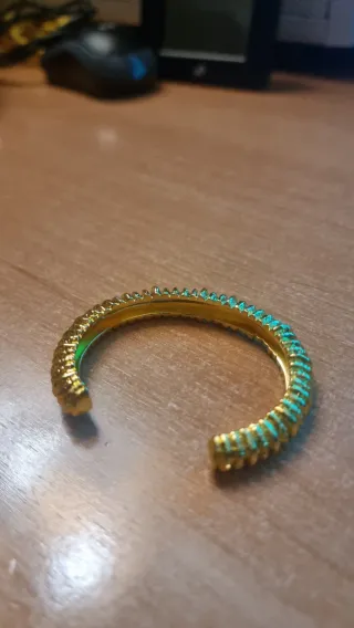 Pulsera dorada con diseño texturizado