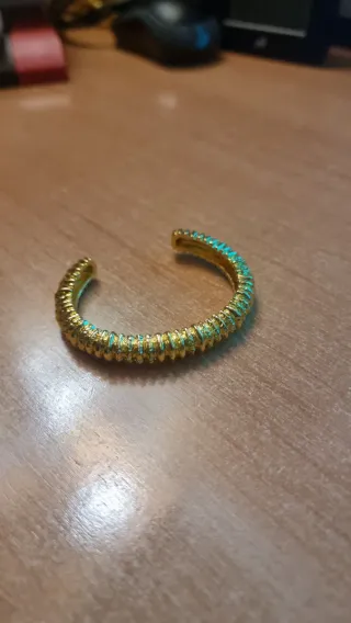 Pulsera dorada con diseño texturizado