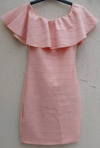 Vestido rosa corto con volantes