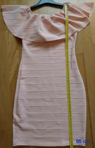 Vestido rosa corto con volantes