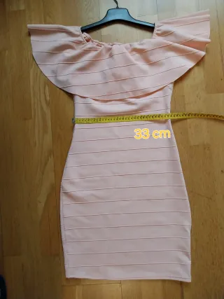 Vestido rosa corto con volantes