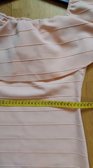 Vestido rosa corto con volantes