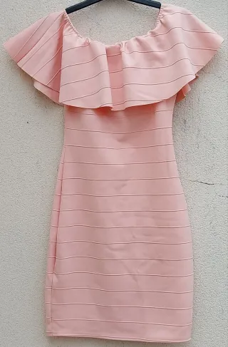 Vestido rosa corto con volantes