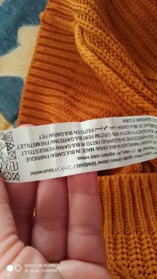 Jersey de cuello alto color mostaza hombre.