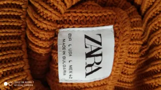 Jersey de cuello alto color mostaza hombre.