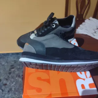 Zapatillas Refresh negras y grises.