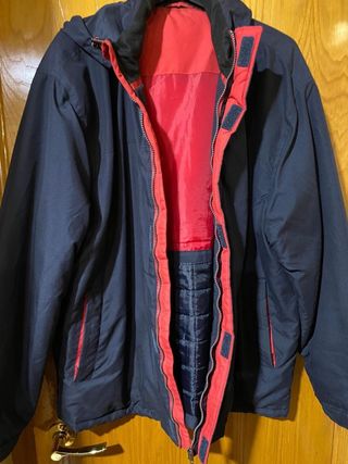 Cazadora azul y roja con capucha
