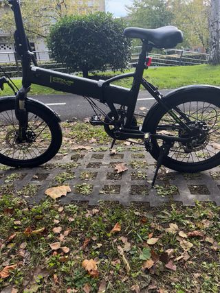 Bicicleta eléctrica plegable negra