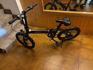 Bicicleta eléctrica plegable negra