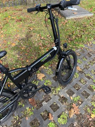 Bicicleta eléctrica plegable negra