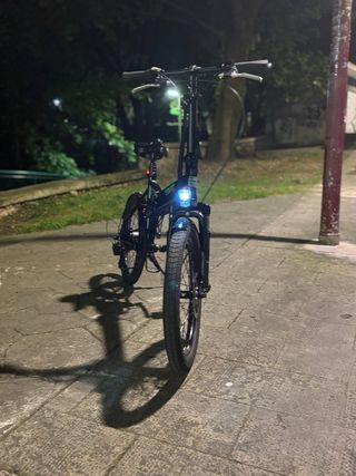 Bicicleta eléctrica plegable negra