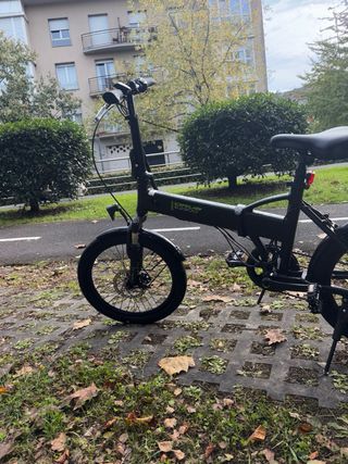 Bicicleta eléctrica plegable negra