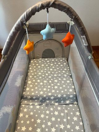 Cuna de viaje con estampado infantil