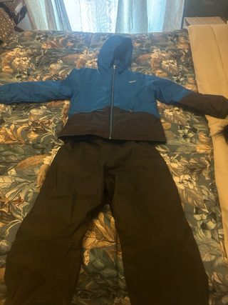 tuta e scarpe da neve