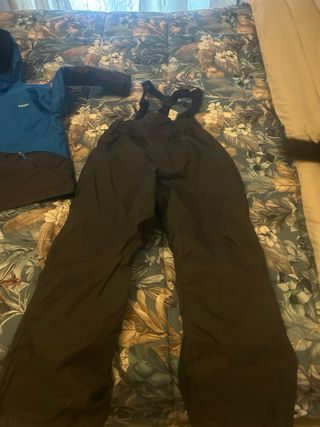 tuta e scarpe da neve