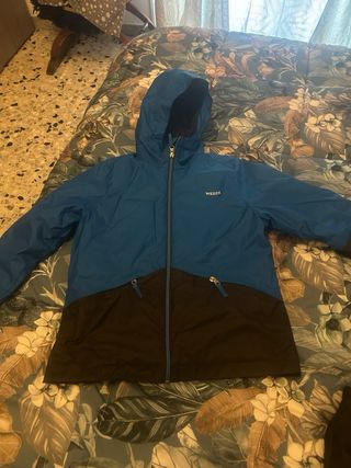 tuta e scarpe da neve