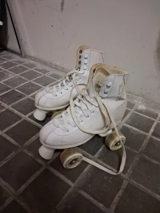 Pattini a 4 ruote bianchi