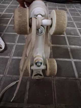 Pattini a 4 ruote bianchi