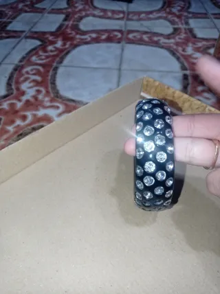 Pulsera negra con brillantes