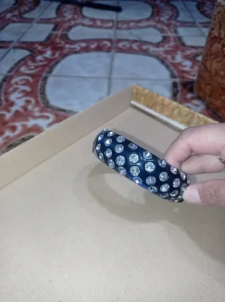 Pulsera negra con brillantes