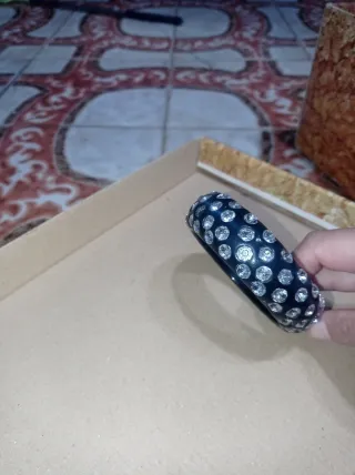 Pulsera negra con brillantes