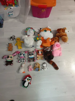 Peluche assortiti, 17 in totale.