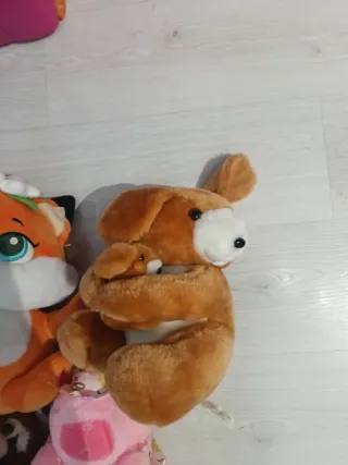 Peluche assortiti, 17 in totale.