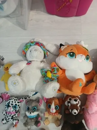 Peluche assortiti, 17 in totale.