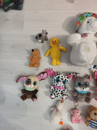 Peluche assortiti, 17 in totale.
