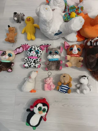 Peluche assortiti, 17 in totale.