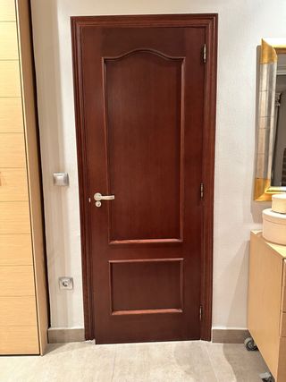 Puerta de roble lacada con manivela