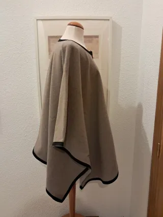 Capa Di Bye Beige y Negra Talla Única