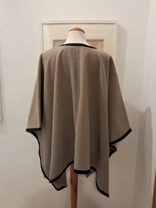 Capa Di Bye Beige y Negra Talla Única