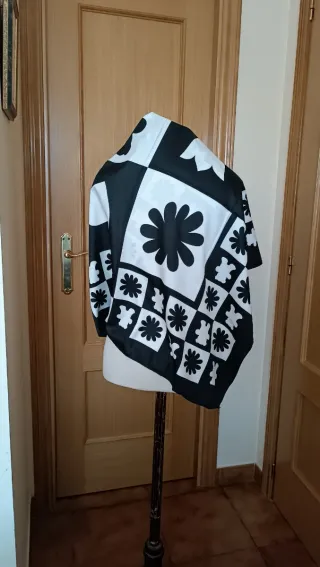 Pañuelo grande estampado blanco y negro