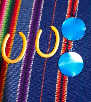 Dos pares de pendientes: dorados y azules