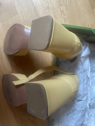 Zapatos de tacón ancho amarillo claro