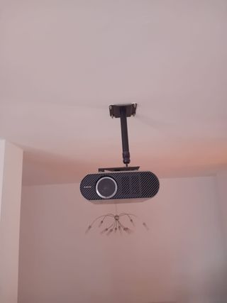 PROYECTOR CON MANDO COMO NUEVO 50 EUROS