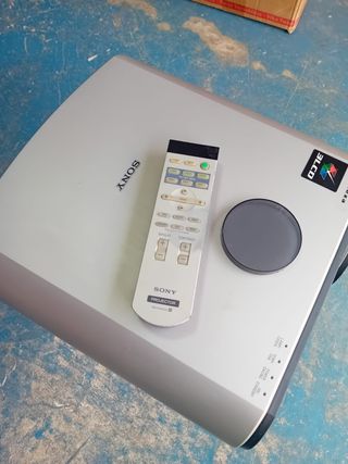 PROYECTOR CON MANDO COMO NUEVO 50 EUROS
