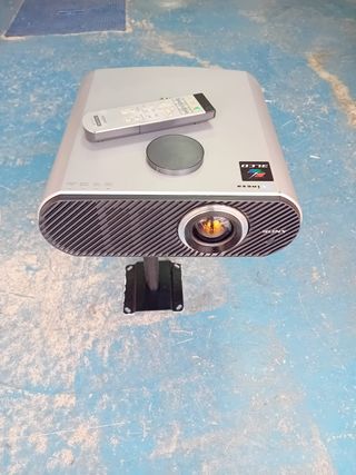 PROYECTOR CON MANDO COMO NUEVO 50 EUROS