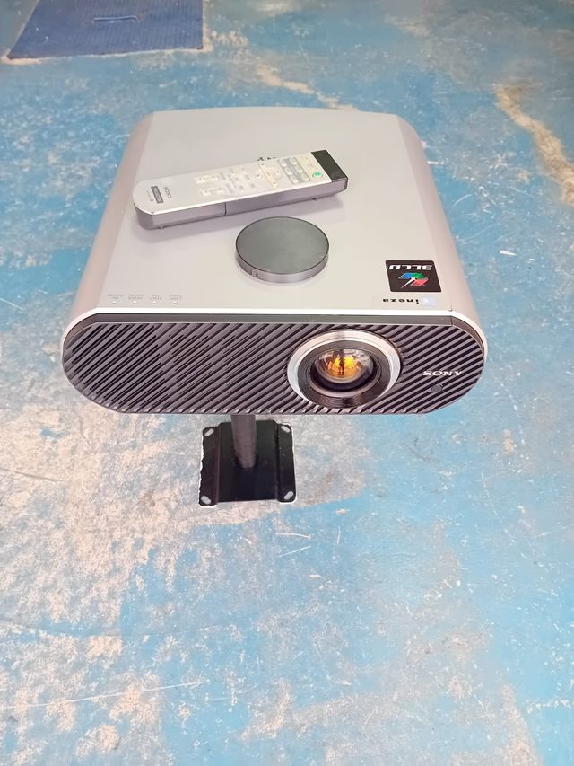 PROYECTOR CON MANDO COMO NUEVO 50 EUROS