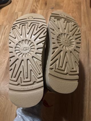 Zuecos UGG plataforma beige