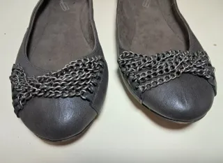 Bolso y manoletinas grises con cadena